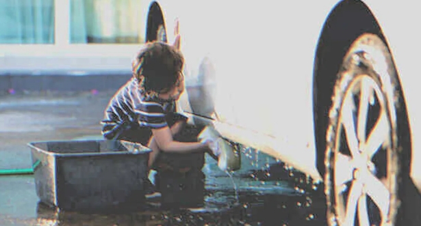 Reiche Kinder verspotten einen Klassenkameraden, der jahrelang Autos wäscht, bis ein gut gekleideter Mann zum Klassentreffen kommt – Story des Tages